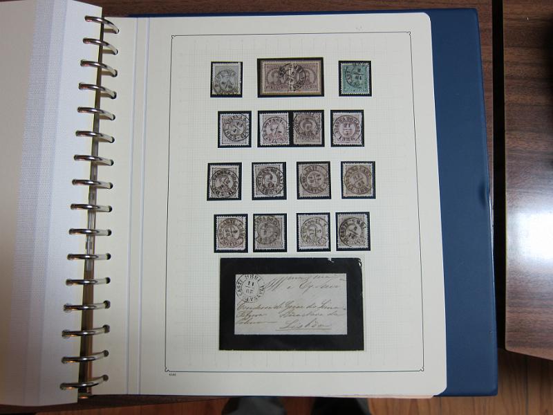 0012 (196).JPG -     Lote:    12      Marcofilia      Lotes Especiais       Descrição:      Portugal.   Colecção especializada de carimbos de duplo círculo, tipo 1852, montada em 4 álbuns Lindner, com selos de diversas emissões e cartas, com estudo minucioso de cada marca. Lote a ver.        Lote       Valor Base:     &euro; 3.000,00     Valor Venda:     Retirado     